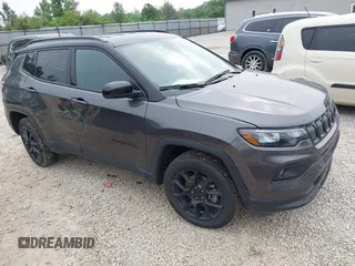 2022 Jeep Compass Latitude z VIN 3C4NJDBBXNT194359, wystawiony jako IAAI lot #42434355 z przebiegiem 45 090 mil mil oraz . Historia ofert i sprzedaży dostępna na DreamBid. Obrazek 1.