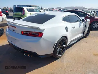 2018 Chevrolet Camaro ZL1 z VIN 1G1FK1R60J0165882, wystawiony jako IAAI lot #41859936 z przebiegiem Nie podano mil oraz . Historia ofert i sprzedaży dostępna na DreamBid. Obrazek 4.