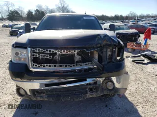 2009 GMC Sierra 2500HD SLT z VIN 1GTHK63639F186370, wystawiony jako Copart lot #46929955 z przebiegiem 268 663 mil mil oraz Szkoda całkowita • Salvage title. Historia ofert i sprzedaży dostępna na DreamBid. Obrazek 5.