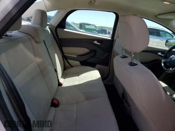 2018 Ford Focus SE z VIN 1FADP3F29JL295712, wystawiony jako Copart lot #53361485 z przebiegiem 55 857 mil mil oraz Szkody całkowita. Historia ofert i sprzedaży dostępna na DreamBid. Obrazek 10.