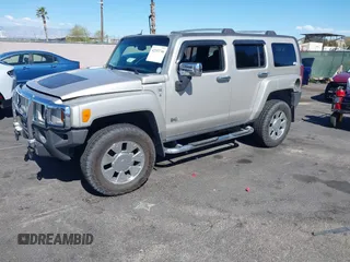 2007 Hummer H3 SUV with VIN 5GTDN13E178197698, listed as a IAAI auction lot 42153746 with 215,605 mi miles. Bid and sale history available at carsss.com. Image 2.