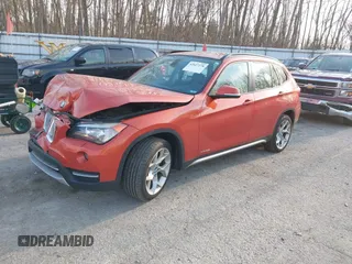 2013 BMW X1 xDrive28i z VIN WBAVL1C52DVR88401, wystawiony jako IAAI lot #42027278 z przebiegiem 123 115 mil mil oraz . Historia ofert i sprzedaży dostępna na DreamBid. Obrazek 2.