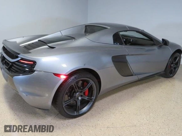 2016 McLaren 650S z VIN SBM11FAA1GW006061, wystawiony jako Copart lot #58605735 z przebiegiem 16 999 mil mil oraz Szkody całkowita. Historia ofert i sprzedaży dostępna na DreamBid. Obrazek 4.