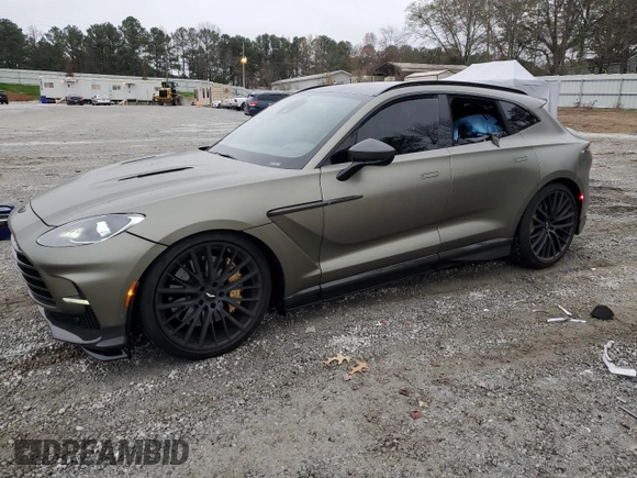 2023 Aston Martin DBX 707 z VIN SD7VUJBW5PTV06160, wystawiony jako Copart lot #76512973 z przebiegiem Nie podano mil oraz . Historia ofert i sprzedaży dostępna na DreamBid. Obrazek 1.