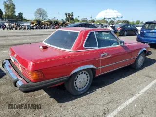 1987 Mercedes-Benz 560 SL z VIN WDBBA48D3HA066423, wystawiony jako Copart lot #57629115 z przebiegiem 75 756 mil mil oraz Tytuł czysty. Historia ofert i sprzedaży dostępna na DreamBid. Obrazek 3.