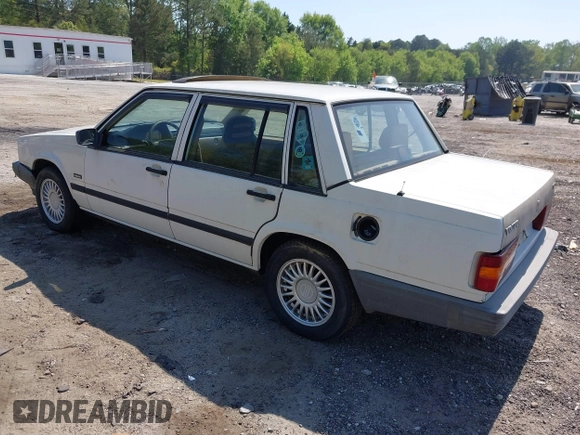 1991 Volvo 740 z VIN YV1FA8842M2506866, wystawiony jako IAAI lot #42076046 z przebiegiem 126 781 mil mil oraz . Historia ofert i sprzedaży dostępna na DreamBid. Obrazek 3.