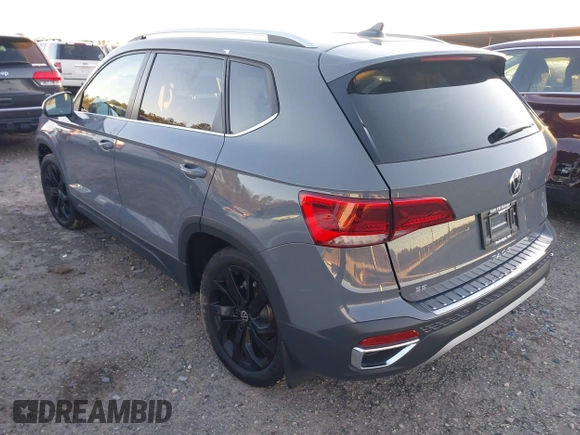 2024 Volkswagen Taos SE z VIN 3VVEX7B22RM112576, wystawiony jako IAAI lot #41606673 z przebiegiem 141 mil mil oraz . Historia ofert i sprzedaży dostępna na DreamBid. Obrazek 3.