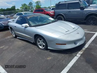 1997 Pontiac Firebird Formula z VIN 2G2FV22P2V2203449, wystawiony jako IAAI lot #42506447 z przebiegiem 178 551 mil mil oraz . Historia ofert i sprzedaży dostępna na DreamBid. Obrazek 1.