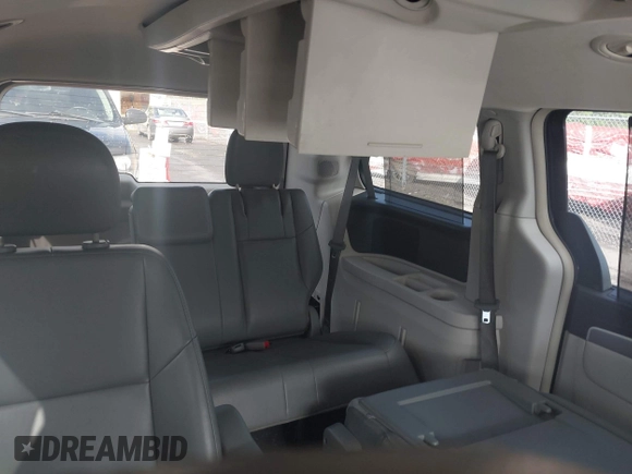 2011 Volkswagen Routan SE z VIN 2V4RW3DG3BR717246, wystawiony jako IAAI lot #42196697 z przebiegiem 155 375 mil mil oraz . Historia ofert i sprzedaży dostępna na DreamBid. Obrazek 8.