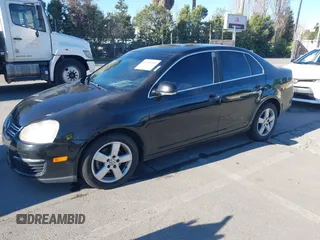 2008 Volkswagen Jetta SE z VIN 3VWRZ71K18M166457, wystawiony jako IAAI lot #41392289 z przebiegiem 244 330 mil mil oraz . Historia ofert i sprzedaży dostępna na DreamBid. Obrazek 2.