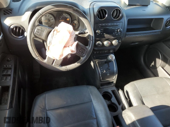 2016 Jeep Patriot Latitude z VIN 1C4NJPFAXGD640313, wystawiony jako Copart lot #41603235 z przebiegiem 112 119 mil mil oraz Szkoda całkowita • Salvage title. Historia ofert i sprzedaży dostępna na DreamBid. Obrazek 8.