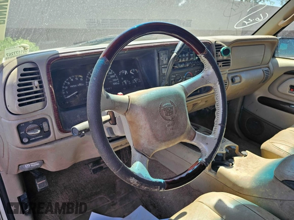 2000 Cadillac Escalade z VIN 1GYEK63R3YR218285, wystawiony jako Copart lot #82063084 z przebiegiem 190 444 mil mil oraz Czysty tytuł • Clean title. Historia ofert i sprzedaży dostępna na DreamBid. Obrazek 9.