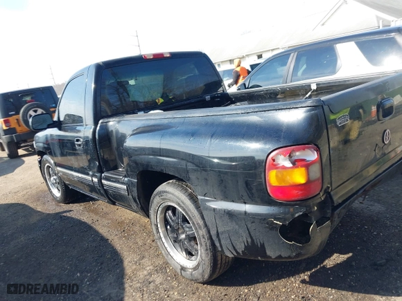 2000 Chevrolet Silverado 1500 with VIN 1GCEC14W7YZ263739, listed as a IAAI auction lot 41692465 with 323,981 mi miles. Bid and sale history available at carsss.com. Image 3.