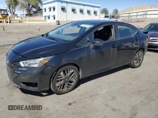 2023 Nissan Versa SR z VIN 3N1CN8FV2PL838501, wystawiony jako Copart lot #54091825 z przebiegiem 33 473 mil mil oraz Czysty tytuł • Clean title. Historia ofert i sprzedaży dostępna na DreamBid. Obrazek 1.