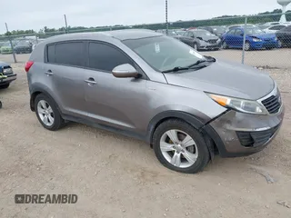 2013 Kia Sportage LX z VIN KNDPBCA29D7360942, wystawiony jako IAAI lot #39494939 z przebiegiem 128 425 mil mil oraz . Historia ofert i sprzedaży dostępna na DreamBid. Obrazek 1.
