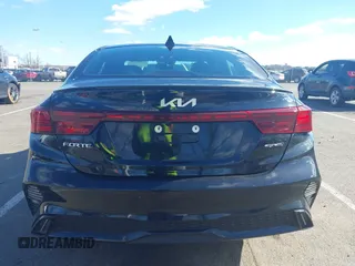 2023 Kia Forte GT-Line z VIN 3KPF54ADXPE580248, wystawiony jako IAAI lot #41601138 z przebiegiem 21 881 mil mil oraz . Historia ofert i sprzedaży dostępna na DreamBid. Obrazek 16.