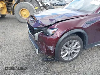2024 Mazda CX-90 Premium z VIN JM3KKDHD0R1108232, wystawiony jako IAAI lot #42224398 z przebiegiem 3 934 mil mil oraz . Historia ofert i sprzedaży dostępna na DreamBid. Obrazek 19.