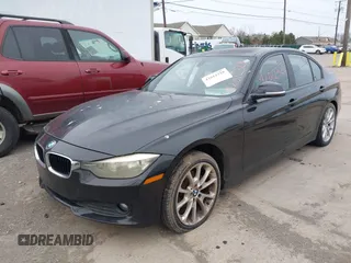 2013 BMW 3 Series 320i xDrive z VIN WBA3C3C50DF981783, wystawiony jako IAAI lot #42012328 z przebiegiem 110 268 mil mil oraz . Historia ofert i sprzedaży dostępna na DreamBid. Obrazek 2.