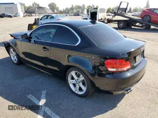 2013 BMW 1 Series 128i z VIN WBAUP9C56DVS95393, wystawiony jako Copart lot #77989924 z przebiegiem 51 221 mil mil oraz Szkoda całkowita • Salvage title. Historia ofert i sprzedaży dostępna na DreamBid. Obrazek 2.