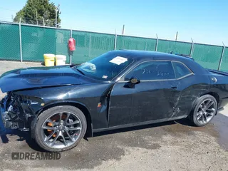 2022 Dodge Challenger R/T Scat Pack z VIN 2C3CDZFJ4NH256848, wystawiony jako IAAI lot #41850081 z przebiegiem 23 537 mil mil oraz . Historia ofert i sprzedaży dostępna na DreamBid. Obrazek 17.