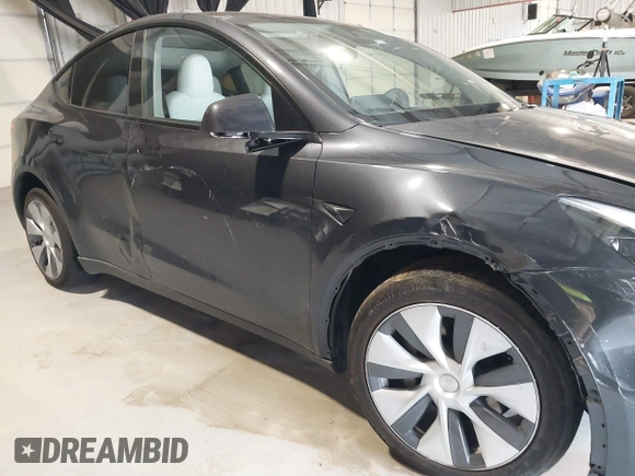 2024 Tesla Model Y Long Range z VIN 7SAYGDEEXRA226636, wystawiony jako IAAI lot #41622144 z przebiegiem 8 908 mil mil oraz . Historia ofert i sprzedaży dostępna na DreamBid. Obrazek 20.
