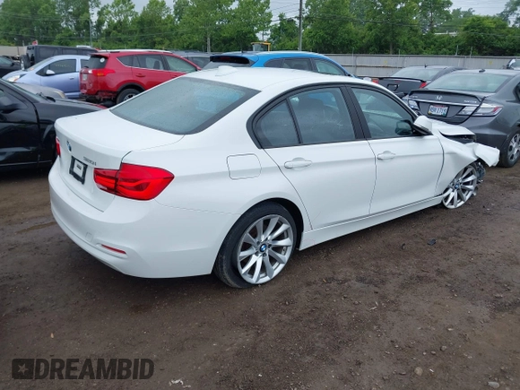 2018 BMW 3 Series 320i xDrive z VIN WBA8E5G5XJNU47665, wystawiony jako IAAI lot #42332838 z przebiegiem 97 821 mil mil oraz . Historia ofert i sprzedaży dostępna na DreamBid. Obrazek 4.