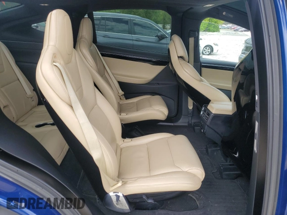2016 Tesla Model X 70D z VIN 5YJXCBE27GF007972, wystawiony jako Copart lot #53945325 z przebiegiem 83 395 mil mil oraz Szkody całkowita. Historia ofert i sprzedaży dostępna na DreamBid. Obrazek 11.