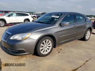 2013 Chrysler 200 Touring z VIN 1C3CCBBB5DN558082, wystawiony jako Copart lot #55348835 z przebiegiem 154 329 mil mil oraz Szkoda całkowita • Salvage title. Historia ofert i sprzedaży dostępna na DreamBid. Obrazek 1.