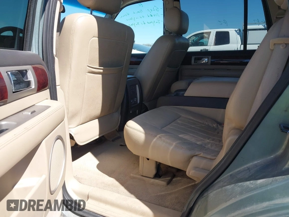2006 Lincoln Navigator Luxury with VIN 5LMFU28586LJ12930, listed as a IAAI auction lot 41735286 with 168,480 mi miles. Bid and sale history available at carsss.com. Image 8.