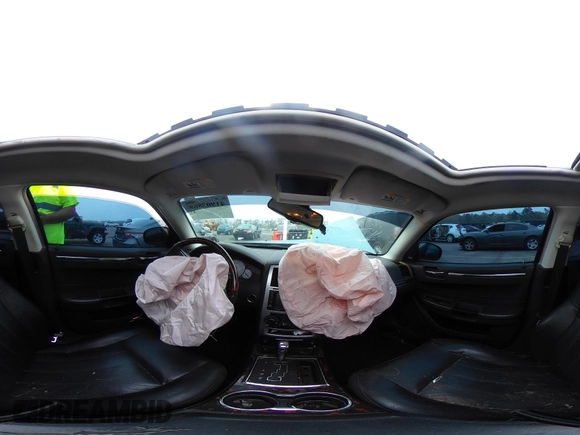 2008 Chrysler 300 C Hemi z VIN 2C3KA63HX8H335594, wystawiony jako IAAI lot #41907869 z przebiegiem Nie podano mil oraz . Historia ofert i sprzedaży dostępna na DreamBid. Obrazek 19.