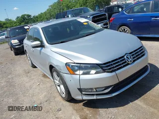 2014 Volkswagen Passat SE z VIN 1VWBN7A3XEC001459, wystawiony jako IAAI lot #42348947 z przebiegiem 152 180 mil mil oraz . Historia ofert i sprzedaży dostępna na DreamBid. Obrazek 1.