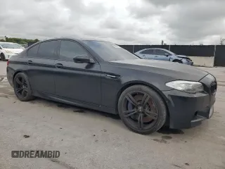 2013 BMW M5 z VIN WBSFV9C57DD096739, wystawiony jako Copart lot #59640315 z przebiegiem 85 840 mil mil oraz Czysty tytuł • Clean title. Historia ofert i sprzedaży dostępna na DreamBid. Obrazek 4.