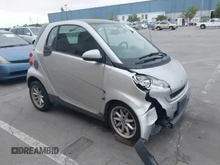 2009 Smart fortwo Pure z VIN WMEEJ31X99K209322, wystawiony jako IAAI lot #42465179 z przebiegiem 75 730 mil mil oraz . Historia ofert i sprzedaży dostępna na DreamBid. Obrazek 1.