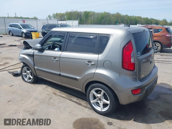 2013 Kia Soul + z VIN KNDJT2A63D7607176, wystawiony jako IAAI lot #42106454 z przebiegiem 130 814 mil mil oraz . Historia ofert i sprzedaży dostępna na DreamBid. Obrazek 3.