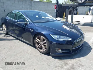 2013 Tesla Model S with VIN 5YJSA1CNXDFP06077, listed as a IAAI auction lot 41958105 with 84,773 mi miles. Bid and sale history available at carsss.com. Image 1.