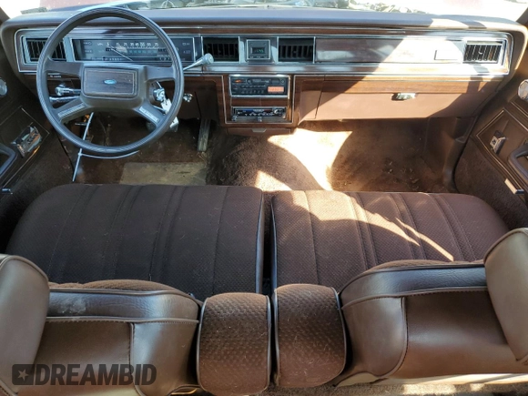 1983 Ford Crown Victoria z VIN 1FABP43F8DZ146309, wystawiony jako Copart lot #43996455 z przebiegiem 99 596 mil mil oraz Szkoda całkowita • Salvage title. Historia ofert i sprzedaży dostępna na DreamBid. Obrazek 8.