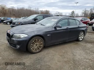 2011 BMW 5 Series 550i z VIN WBAFR9C58BC757285, wystawiony jako Copart lot #49104645 z przebiegiem 137 217 mil mil oraz Czysty tytuł • Clean title. Historia ofert i sprzedaży dostępna na DreamBid. Obrazek 1.