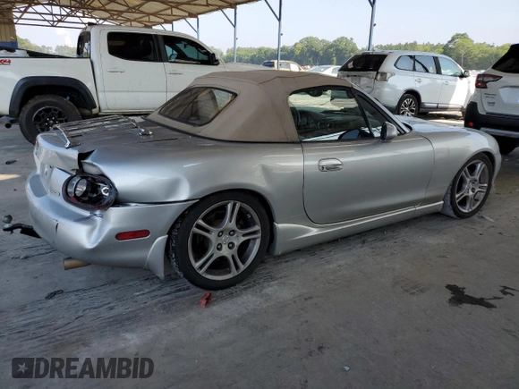 2004 Mazda MX-5 Miata LS z VIN JM1NB353X40404238, wystawiony jako Copart lot #61601895 z przebiegiem 110 549 mil mil oraz Szkoda całkowita • Salvage title. Historia ofert i sprzedaży dostępna na DreamBid. Obrazek 3.