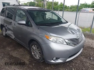 2013 Toyota Sienna XLE AAS z VIN 5TDYK3DC8DS318373, wystawiony jako IAAI lot #42170830 z przebiegiem 124 470 mil mil oraz . Historia ofert i sprzedaży dostępna na DreamBid. Obrazek 1.