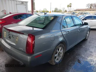 2005 Cadillac STS z VIN 1G6DW677X50185643, wystawiony jako IAAI lot #41730111 z przebiegiem 218 764 mil mil oraz . Historia ofert i sprzedaży dostępna na DreamBid. Obrazek 4.