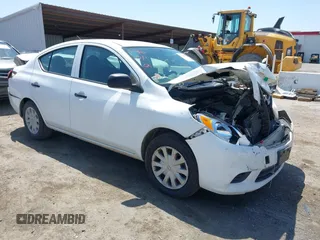 2014 Nissan Versa SV z VIN 3N1CN7AP9EL859524, wystawiony jako IAAI lot #42135545 z przebiegiem 118 287 mil mil oraz . Historia ofert i sprzedaży dostępna na DreamBid. Obrazek 1.