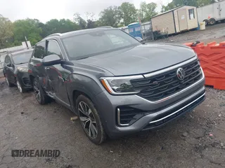 2024 Volkswagen Atlas SEL Premium R-Line z VIN 1V2FE2CA0RC253583, wystawiony jako IAAI lot #41951435 z przebiegiem 4 668 mil mil oraz . Historia ofert i sprzedaży dostępna na DreamBid. Obrazek 1.
