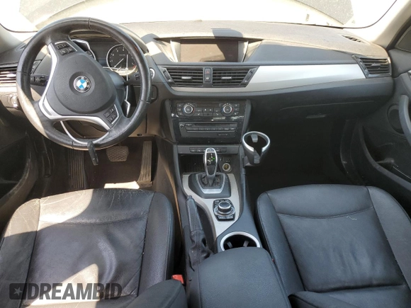 2015 BMW X1 xDrive28i z VIN WBAVL1C59FVY32553, wystawiony jako Copart lot #56513435 z przebiegiem 131 831 mil mil oraz Szkoda całkowita • Salvage title. Historia ofert i sprzedaży dostępna na DreamBid. Obrazek 8.