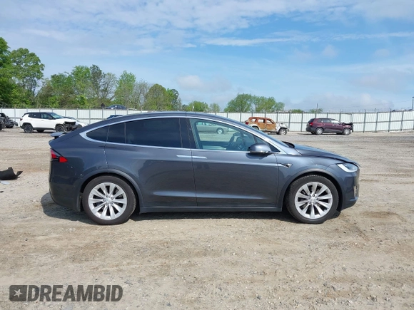 2017 Tesla Model X 90D z VIN 5YJXCBE20HF070235, wystawiony jako IAAI lot #42099344 z przebiegiem 57 686 mil mil oraz . Historia ofert i sprzedaży dostępna na DreamBid. Obrazek 14.