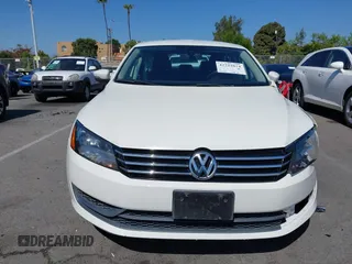 2014 Volkswagen Passat S z VIN 1VWAT7A37EC059126, wystawiony jako IAAI lot #42224824 z przebiegiem 81 455 mil mil oraz . Historia ofert i sprzedaży dostępna na DreamBid. Obrazek 12.
