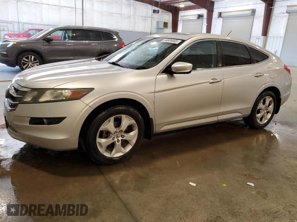 2010 Honda Crosstour EX-L z VIN 5J6TF1H50AL010880, wystawiony jako Copart lot #55805665 z przebiegiem 116 323 mil mil oraz Szkody całkowita. Historia ofert i sprzedaży dostępna na DreamBid. Obrazek 1.