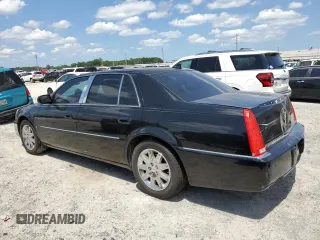 2010 Cadillac DTS 1SD z VIN 1G6KH5EY5AU110844, wystawiony jako Copart lot #57141785 z przebiegiem 173 657 mil mil oraz Tytuł czysty. Historia ofert i sprzedaży dostępna na DreamBid. Obrazek 2.