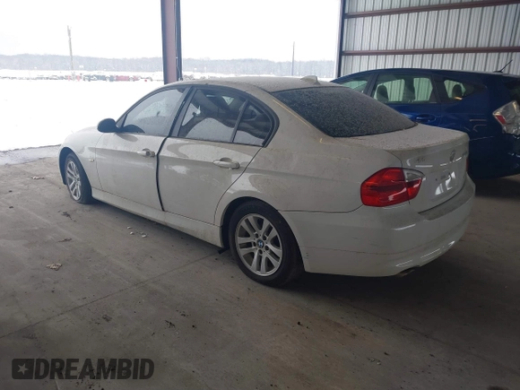 2006 BMW 3 Series 325i with VIN WBAVB17526NK38349, listed as a IAAI auction lot 41510576 with 135,574 mi miles. Bid and sale history available at carsss.com. Image 3.