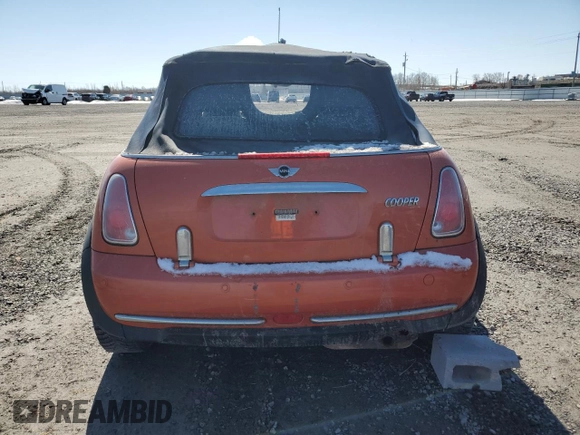 2005 MINI Convertible z VIN WMWRF33585TF62541, wystawiony jako Copart lot #49868625 z przebiegiem Nie podano mil oraz Szkoda całkowita • Salvage title. Historia ofert i sprzedaży dostępna na DreamBid. Obrazek 6.