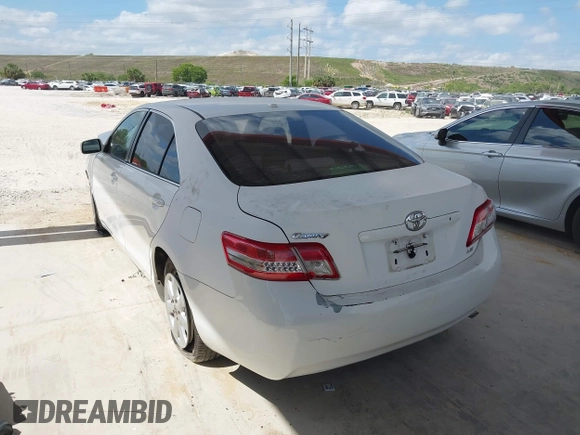 2011 Toyota Camry LE z VIN 4T1BF3EK6BU631409, wystawiony jako IAAI lot #42313431 z przebiegiem 117 409 mil mil oraz . Historia ofert i sprzedaży dostępna na DreamBid. Obrazek 3.